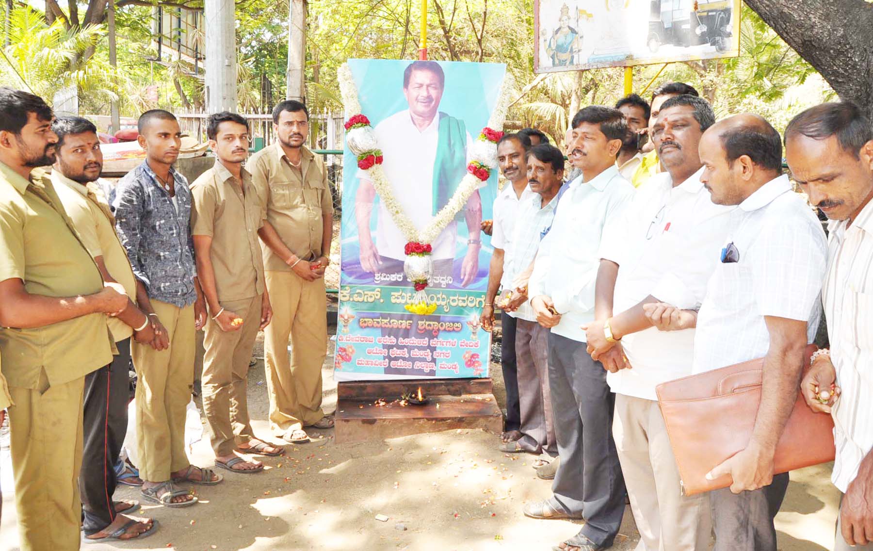 ಮಂಡ್ಯ: ರೈತ ನಾಯಕ ಪುಟ್ಟಣ್ಣಯ್ಯಗೆ ಆಟೋ ಚಾಲಕರ ಶ್ರದ್ಧಾಂಜಲಿ