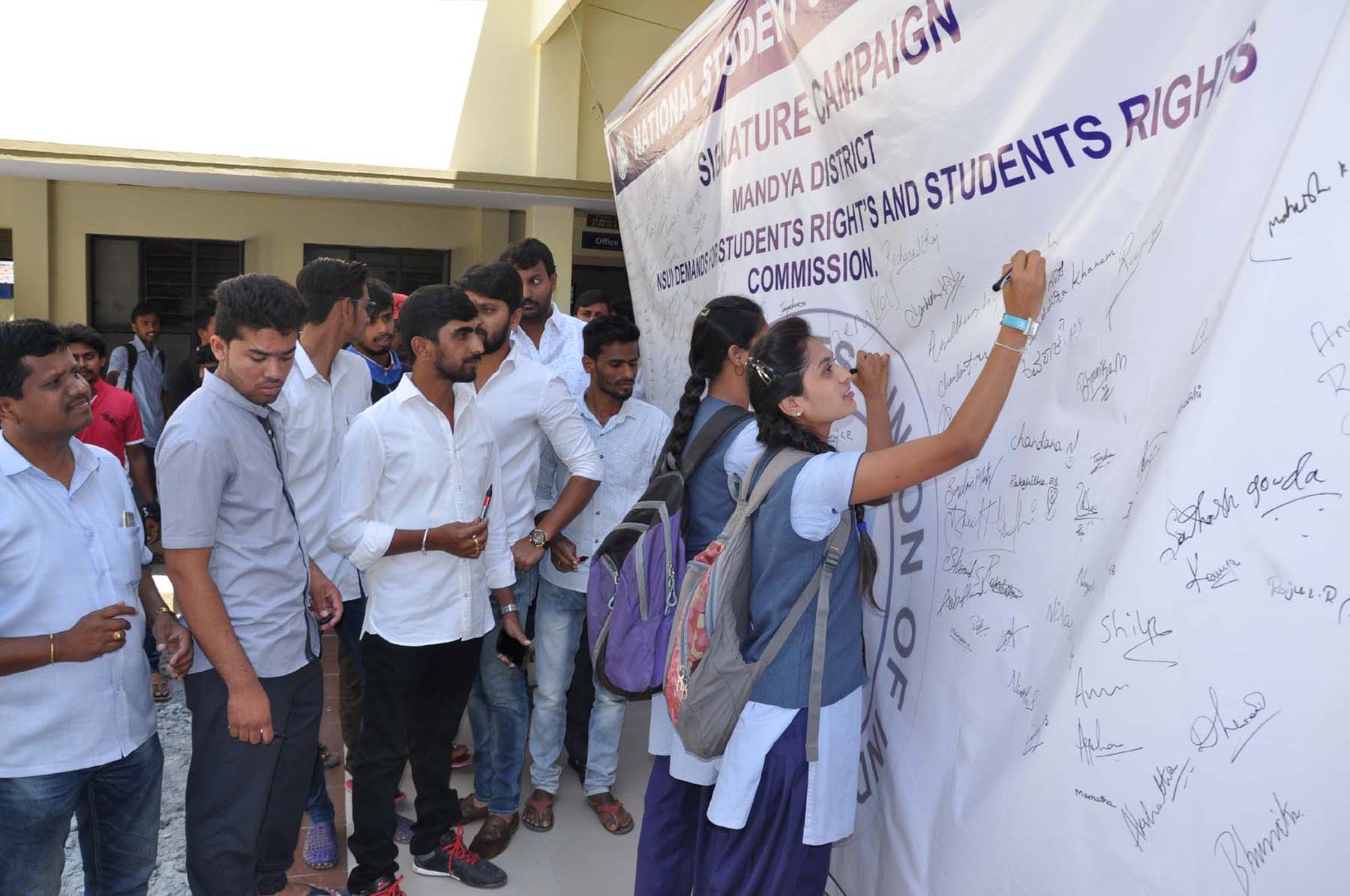 ಮಂಡ್ಯ: ವಿದ್ಯಾರ್ಥಿ ಹಕ್ಕು ಆಯೋಗಕ್ಕೆ ಒತ್ತಾಯಿಸಿ ಸಹಿ ಸಂಗ್ರಹ