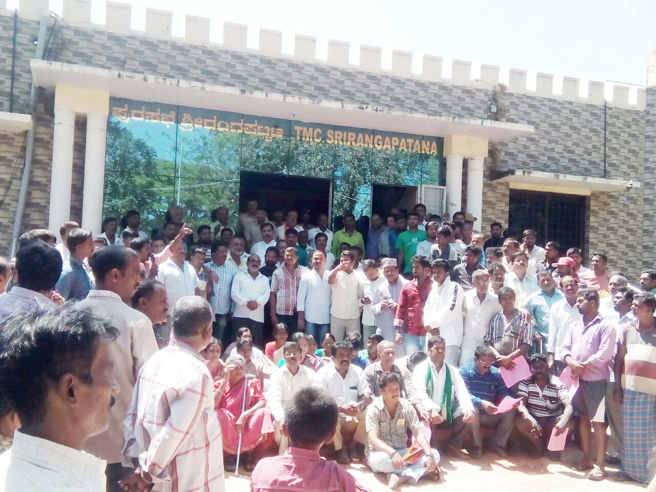 ಶ್ರೀರಂಗಪಟ್ಟಣ: ಕುಡಿಯುವ ನೀರು ಕಲುಷಿತ; ಪುರಸಭೆಗೆ ಮುತ್ತಿಗೆ