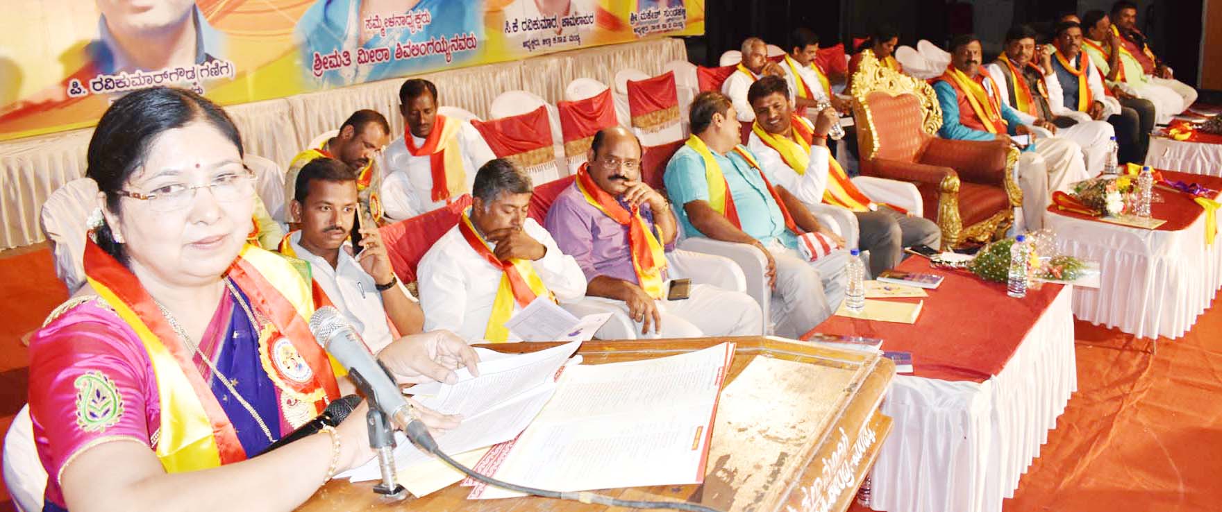 ಇಂಗ್ಲಿಷ್ ಕೆಟ್ಟದ್ದು ಎನ್ನುವ ಬದಲು ಕನ್ನಡವನ್ನು ಸಮಾನವಾಗಿ ಬೆಳೆಸಬಾರದೇಕೆ: ಮೀರಾ ಶಿವಲಿಂಗಯ್ಯ ಪ್ರಶ್ನೆ