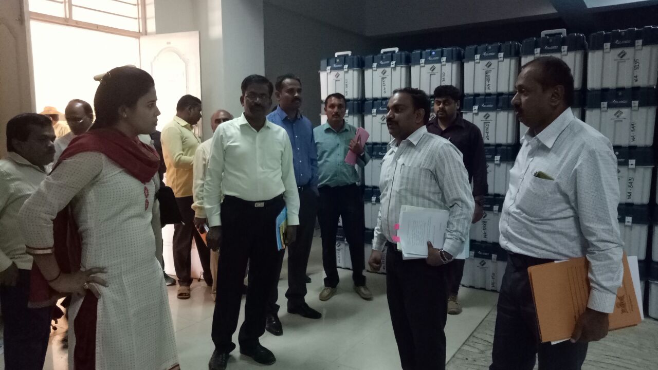 ಹಾಸನ: ಜಿಲ್ಲಾಧಿಕಾರಿಯಿಂದ ಮತ ಎಣಿಕೆ ಕೇಂದ್ರ ಪರಿಶೀಲನೆ