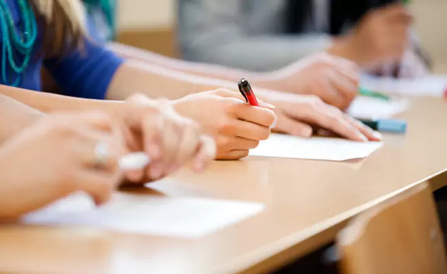 ನೀಟ್ ಪರೀಕ್ಷೆ: ಅರ್ಹತಾ ನಿಯಮಗಳ ಕುರಿತ ಸಿಬಿಎಸ್‌ಇ ಅಧಿಸೂಚನೆಗೆ ಹೈಕೋರ್ಟ್ ತಡೆ