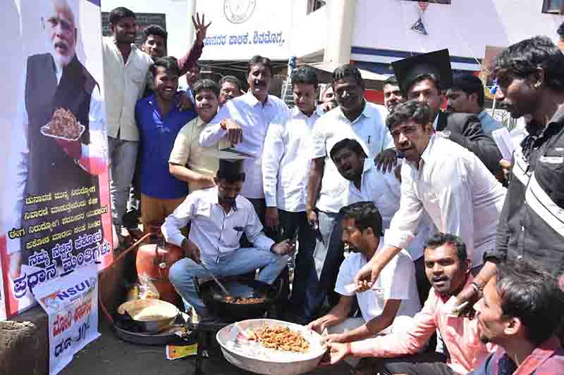 ಪ್ರಧಾನಿ ಹೇಳಿಕೆಗೆ ಖಂಡನೆ: ಪಕೋಡ ಮಾರಾಟ ಮಾಡಿ ಪ್ರತಿಭಟಿಸಿದ ಎನ್‍ಎಸ್‍ಯುಐ ಕಾರ್ಯಕರ್ತರು