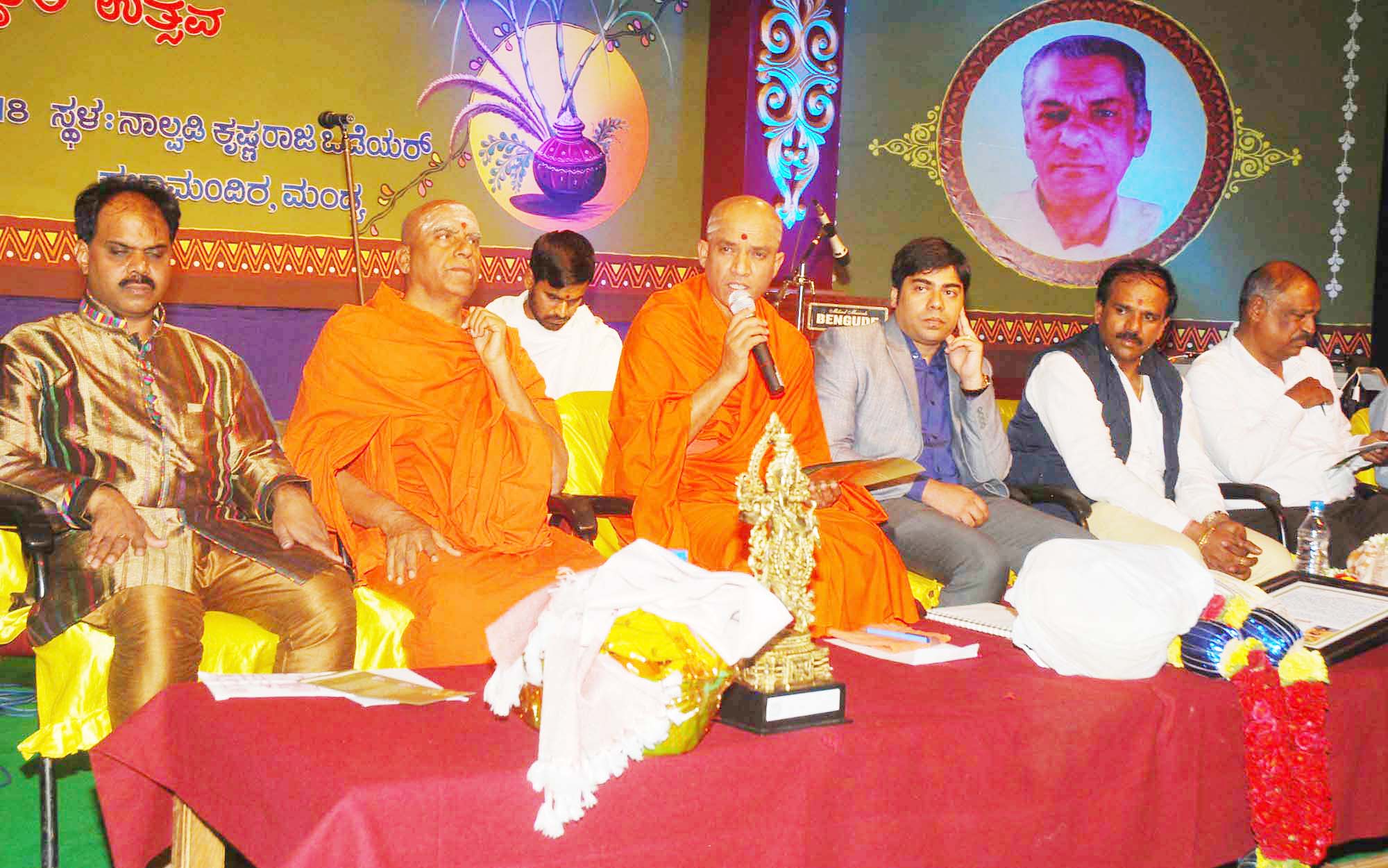 ಸಮಾಜದಲ್ಲಿ ಕಂದಕ ಸೃಷ್ಠಿಸುವಂತಹ ಸಂಕ್ರಮಣದಲ್ಲಿದ್ದೇವೆ: ಡಾ.ನಿರ್ಮಲಾನಂದನಾಥ ಸ್ವಾಮೀಜಿ