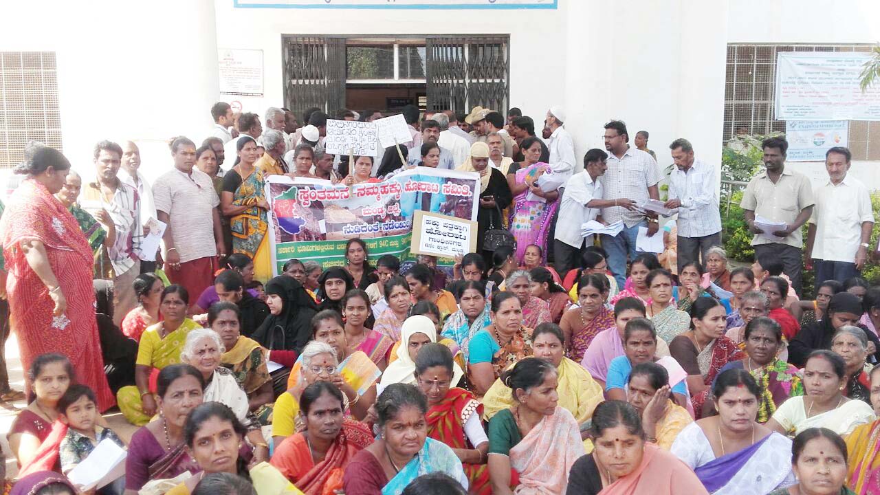 ಮಂಡ್ಯ: ನಿವೇಶನ ಹಕ್ಕು ಪತ್ರಕ್ಕೆ ಒತ್ತಾಯಿಸಿ ಮನವಿ ಸಲ್ಲಿಕೆ