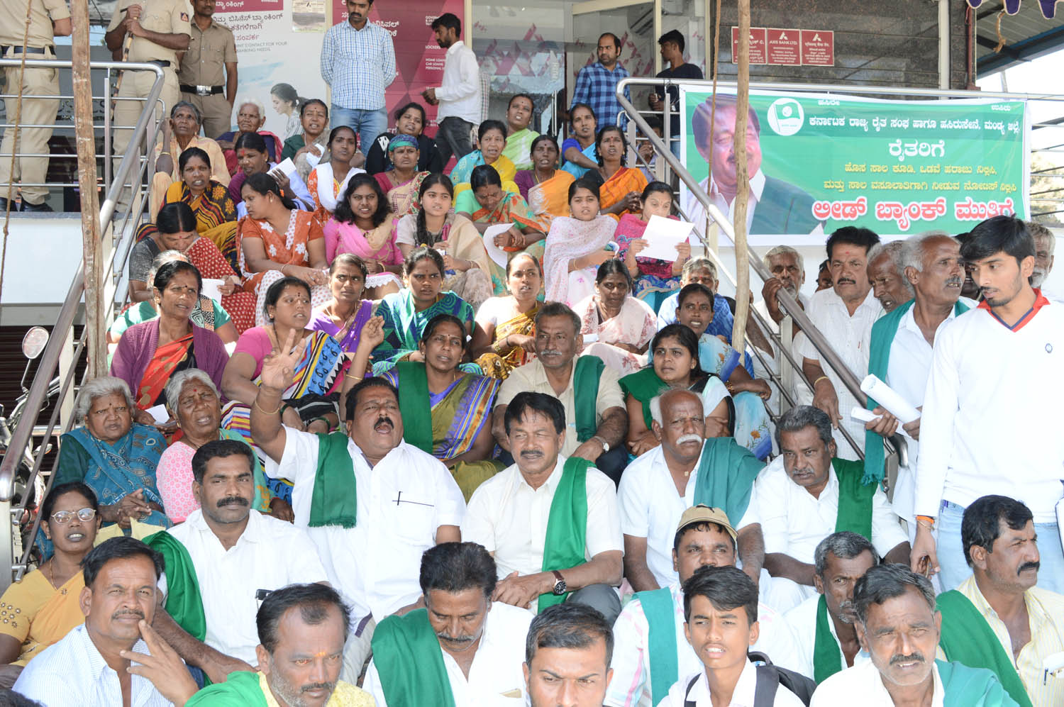 ಮಂಡ್ಯ: ಸಾಲ ನೀಡಲು ಒತ್ತಾಯಿಸಿ ಲೀಡ್‍ಬ್ಯಾಂಕ್‍ಗೆ ರೈತರ ಮುತ್ತಿಗೆ