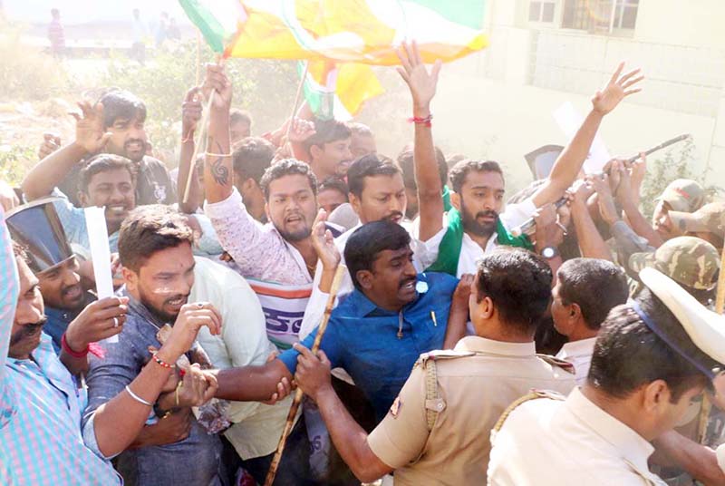 ಶಿಮಮೊಗ್ಗ: ಯಡಿಯೂರಪ್ಪ ನಿವಾಸಕ್ಕೆ ಮುತ್ತಿಗೆ ಯತ್ನ; ಕಾರ್ಯಕರ್ತರ ಬಂಧನ, ಬಿಡುಗಡೆ