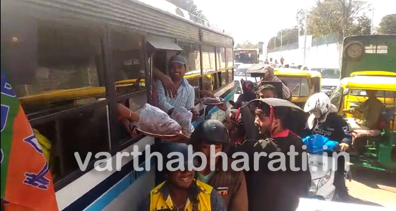 ಬಿಜೆಪಿ ಕಾರ್ಯಕರ್ತರಿಗೆ ಪಕೋಡಾ ತಿನ್ನಿಸಿ ಪ್ರತಿಭಟನೆ !