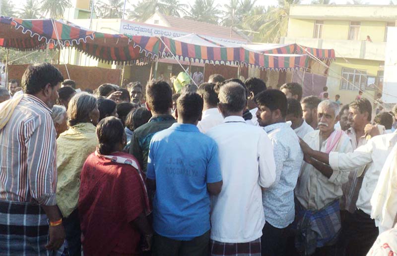 ಶ್ರೀರಂಗಪಟ್ಟಣ: ಶಾಸಕ ರಮೇಶ್‍ಬಾಬುಗೆ ಗ್ರಾಮಸ್ಥರ ತರಾಟೆ