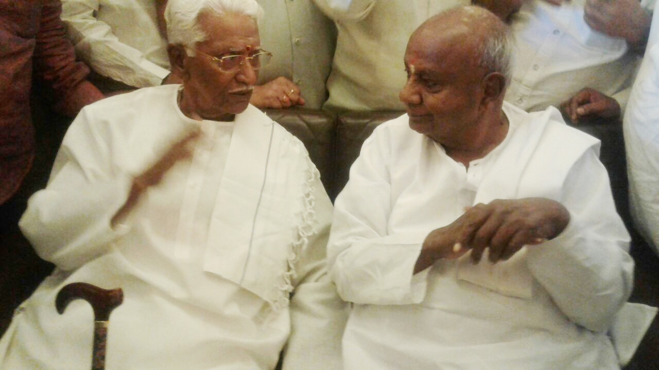 ಮಾಜಿ ಪ್ರಧಾನಿ  ದೇವೇಗೌಡ-ಮಾಜಿ ಸಂಸದ ಎಚ್.ಜಿ.ರಾಮುಲು ಸಮಾಲೋಚನೆ