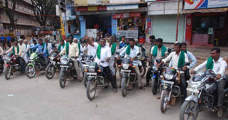 ದಾವಣಗೆರೆ: ಪೊಲೀಸರಿಂದ ಅಮಾನವೀಯ ವರ್ತನೆ ಆರೋಪ; ಪ್ರತಿಭಟನೆ