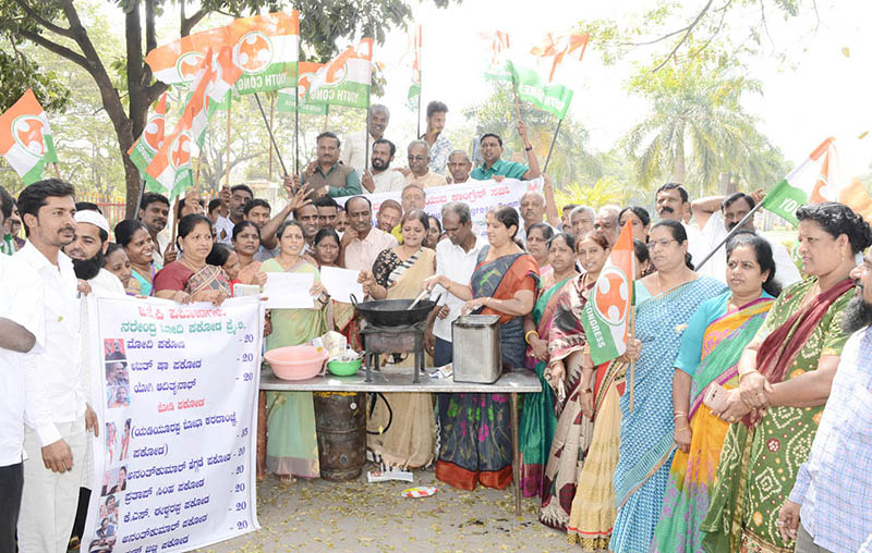 ಮಂಡ್ಯ: ಪಕೋಡ ಮಾರುವ ಮೂಲಕ ಮೋದಿ ಹೇಳಿಕೆಗೆ ಖಂಡನೆ