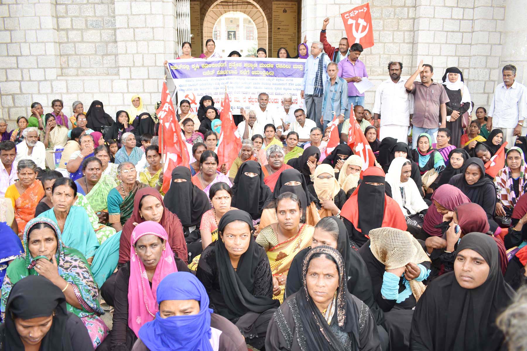 ಮಂಡ್ಯ: ಬೇಡಿಕೆ ಈಡೇರಿಕೆಗೆ ಒತ್ತಾಯಿಸಿ ಕೂಲಿಕಾರರ ಧರಣಿ