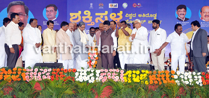 ಪಾವಗಡ : ವಿಶ್ವದ ಅತೀ ದೊಡ್ಡ ಸೋಲಾರ್ ಪಾರ್ಕ್ ಗೆ ಸಿಎಂ ಸಿದ್ದರಾಮಯ್ಯ ಚಾಲನೆ