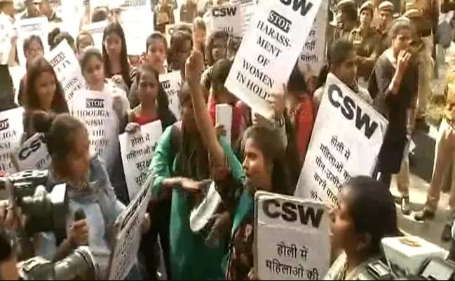 ಹೋಲಿ ಆಚರಣೆ: ವೀರ್ಯ ತುಂಬಿದ ಬಲೂನುಗಳನ್ನು ವಿದ್ಯಾರ್ಥಿಗಳ ಮೇಲೆಸೆದ ದುಷ್ಕರ್ಮಿಗಳು