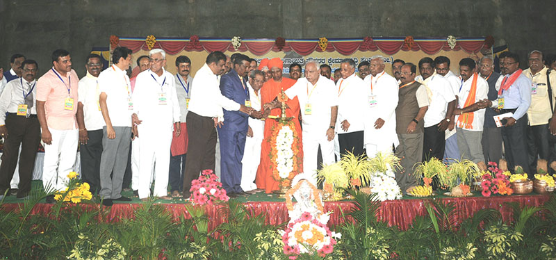 ತುಮಕೂರು: ವೀರಶೈವ ಲಿಂಗಾಯತ ನೌಕರರ ಸಮಾವೇಶಕ್ಕೆ ಚಾಲನೆ