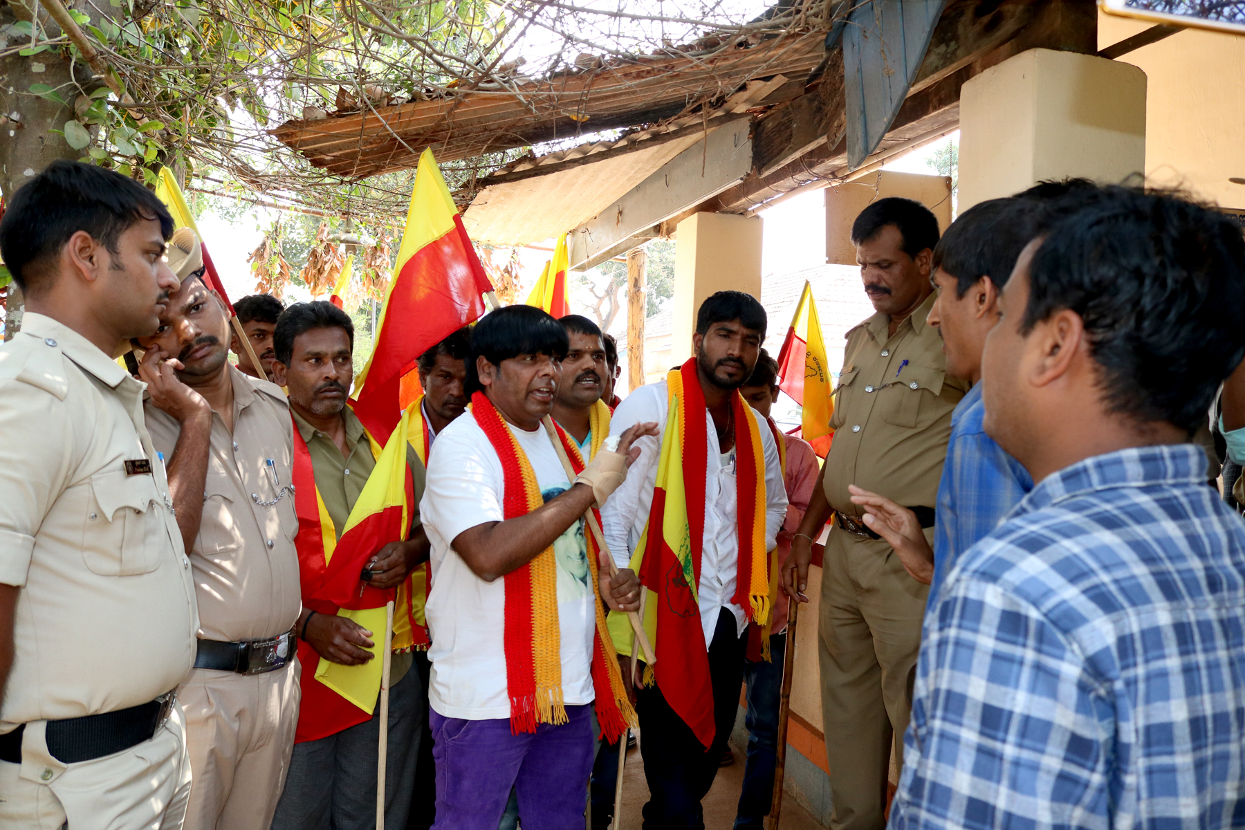 ಕಳಸ: ಮೆಸ್ಕಾಂ ಅಧಿಕಾರಿಗಳ ವಿರುದ್ಧ ಕನ್ನಡಪರ ಸಂಘಟನೆಗಳ ಆಕ್ರೋಶ