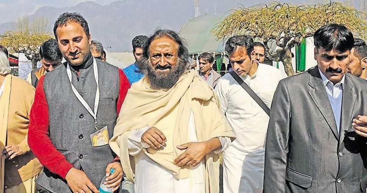 ಕ್ರಿಕೆಟ್ ಕಿಟ್, ಹೊಲಿಗೆ ಯಂತ್ರಗಳ ಆಮಿಷ ಒಡ್ಡಿ ರವಿಶಂಕರ್ ಕಾರ್ಯಕ್ರಮಕ್ಕೆ ಜನ ಸೇರಿಸಿದ ಸಂಘಟಕರು: ಆರೋಪ