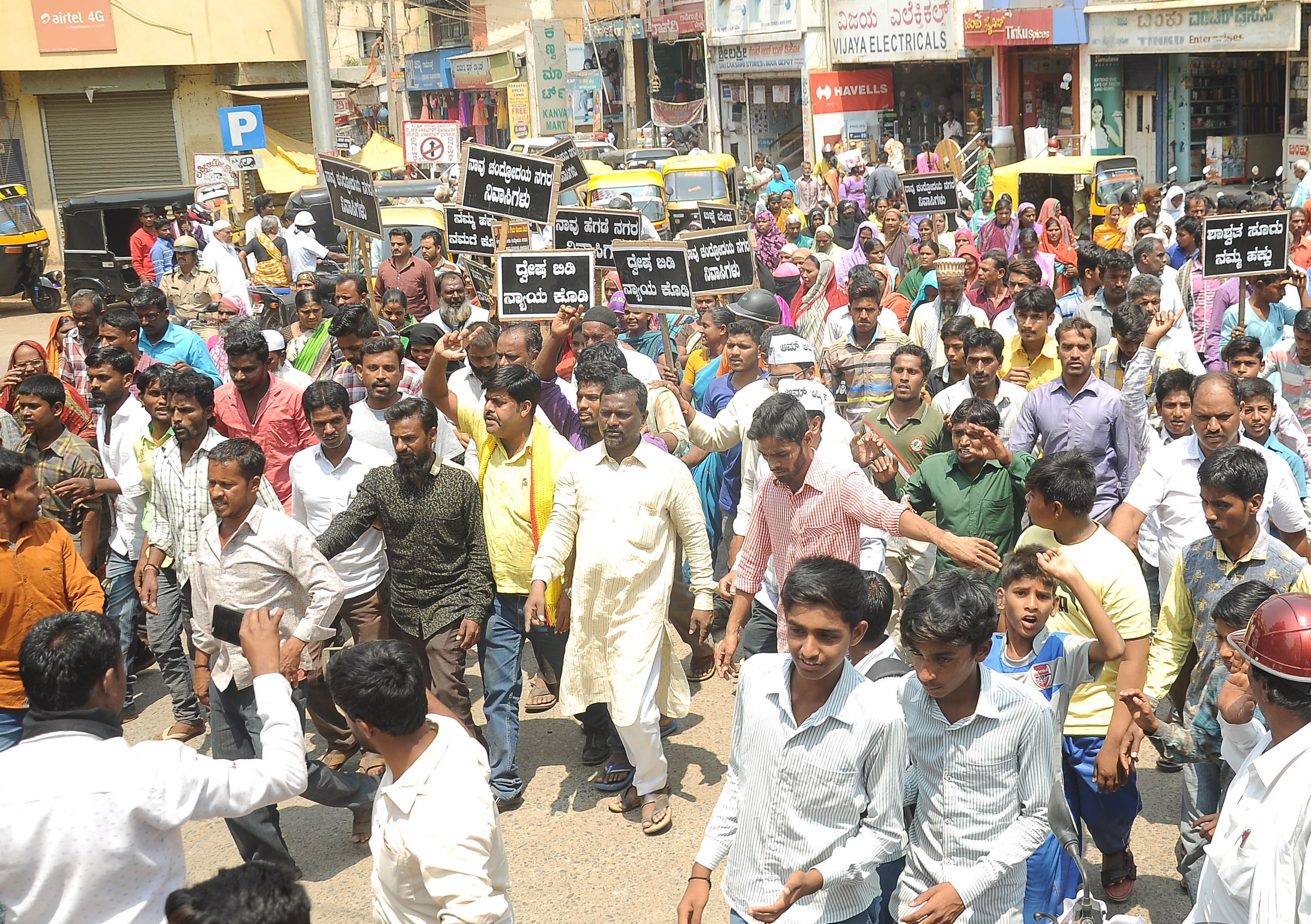 ದಾವಣಗೆರೆ: ಶಾಶ್ವತ ಪುನರ್ವಸತಿ ನೀಡಲು ನಿರ್ಲಕ್ಷ್ಯ ವಹಿಸಿರುವ ಮಹಾನಗರ ಪಾಲಿಕೆ ವಿರುದ್ಧ ಪ್ರತಿಭಟನೆ