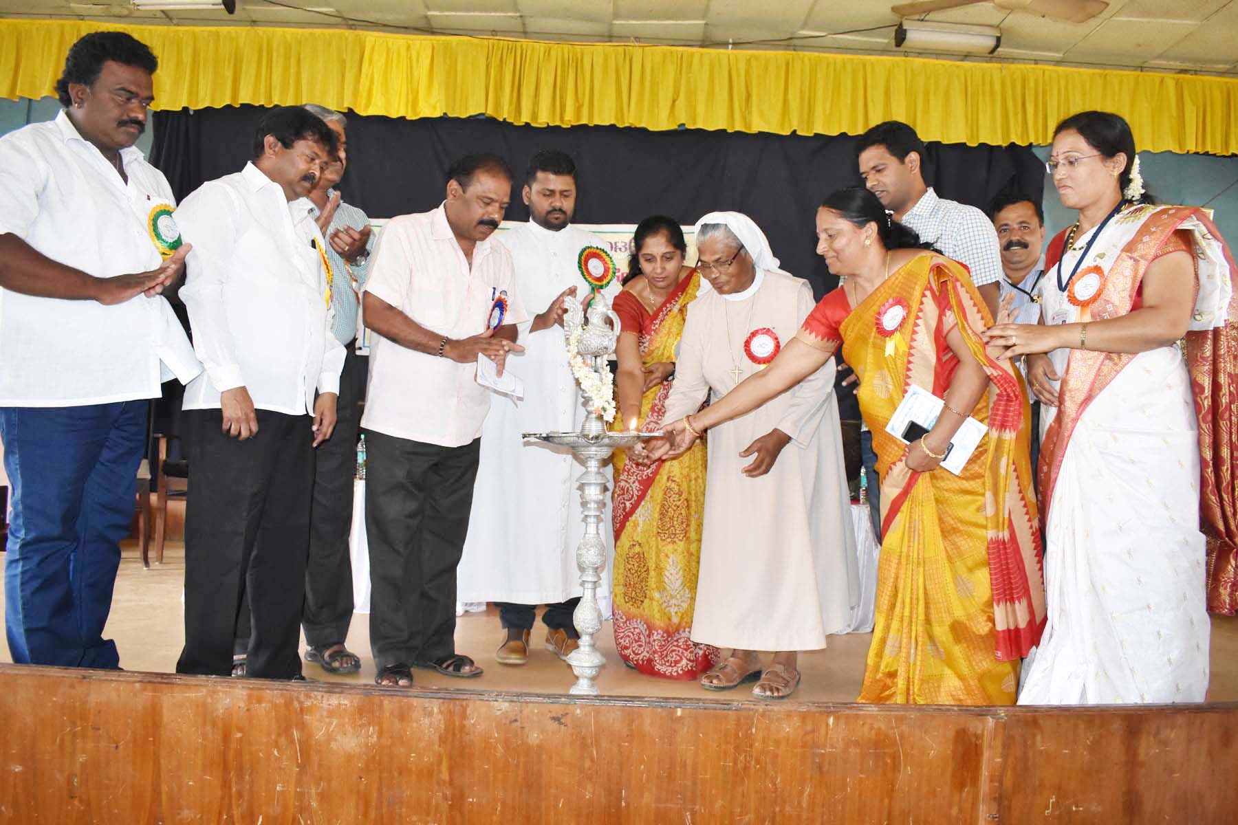 ಹೆಣ್ಣು ಮಕ್ಕಳಿಗೆ ಶಿಕ್ಷಣ ಕೊಡಿಸಿ ಮದುವೆ ಮಾಡಿ: ಡಾ.ರೋಚನಾ ಸಲಹೆ