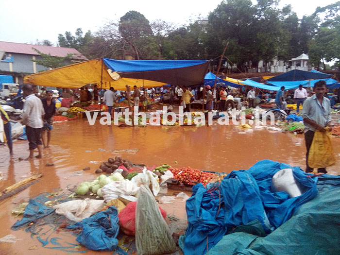 ಪುತ್ತೂರು; ಕೆಸರುಮಯವಾದ ವಾರದ ಸಂತೆ: ಪರದಾಡಿದ ವ್ಯಾಪಾರಸ್ಥರು