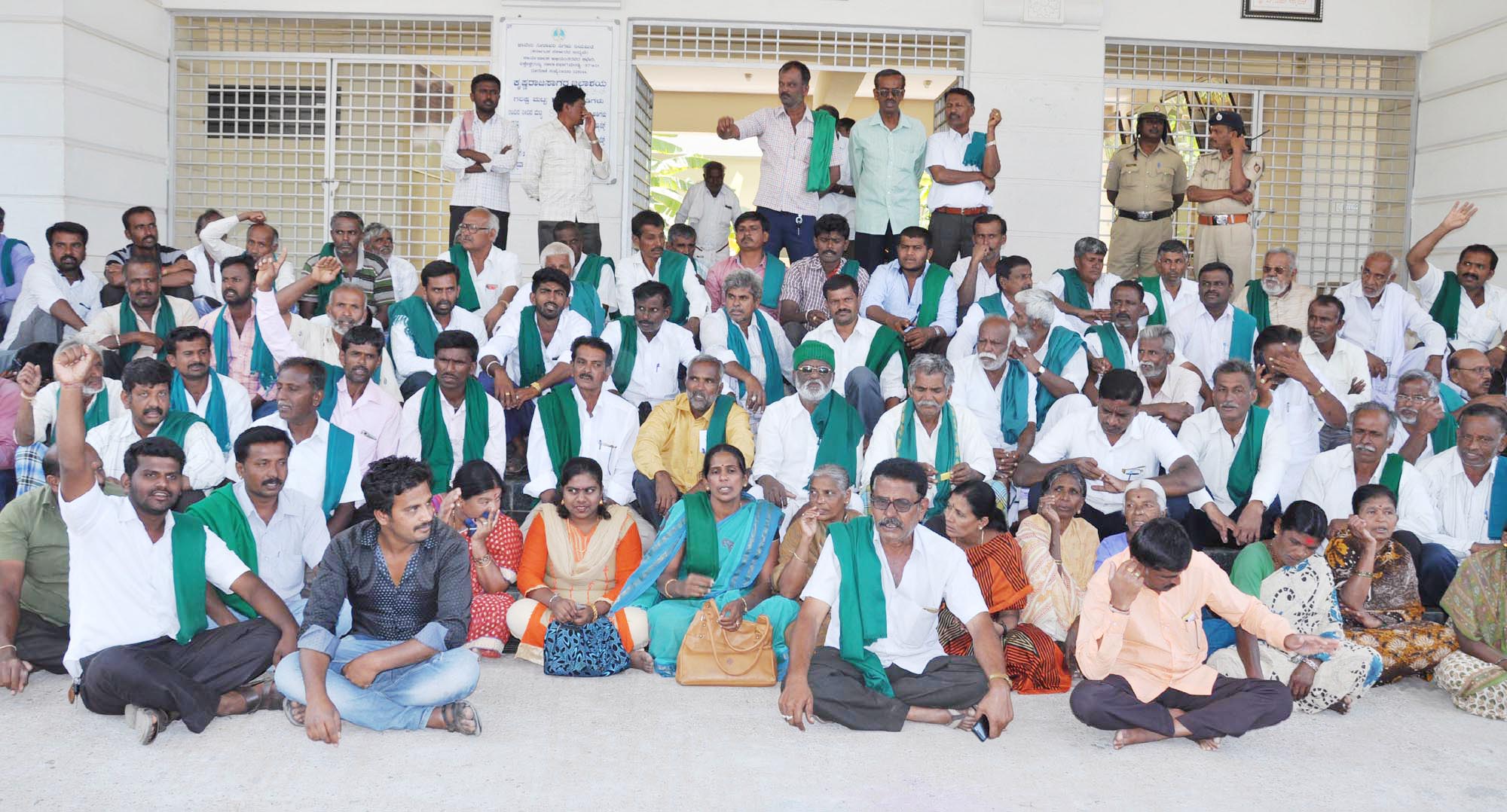 ಮಂಡ್ಯ: ನಾಲೆಗೆ ನೀರು ಹರಿಸಲು ಒತ್ತಾಯಿಸಿ ರೈತಸಂಘದಿಂದ ಧರಣಿ