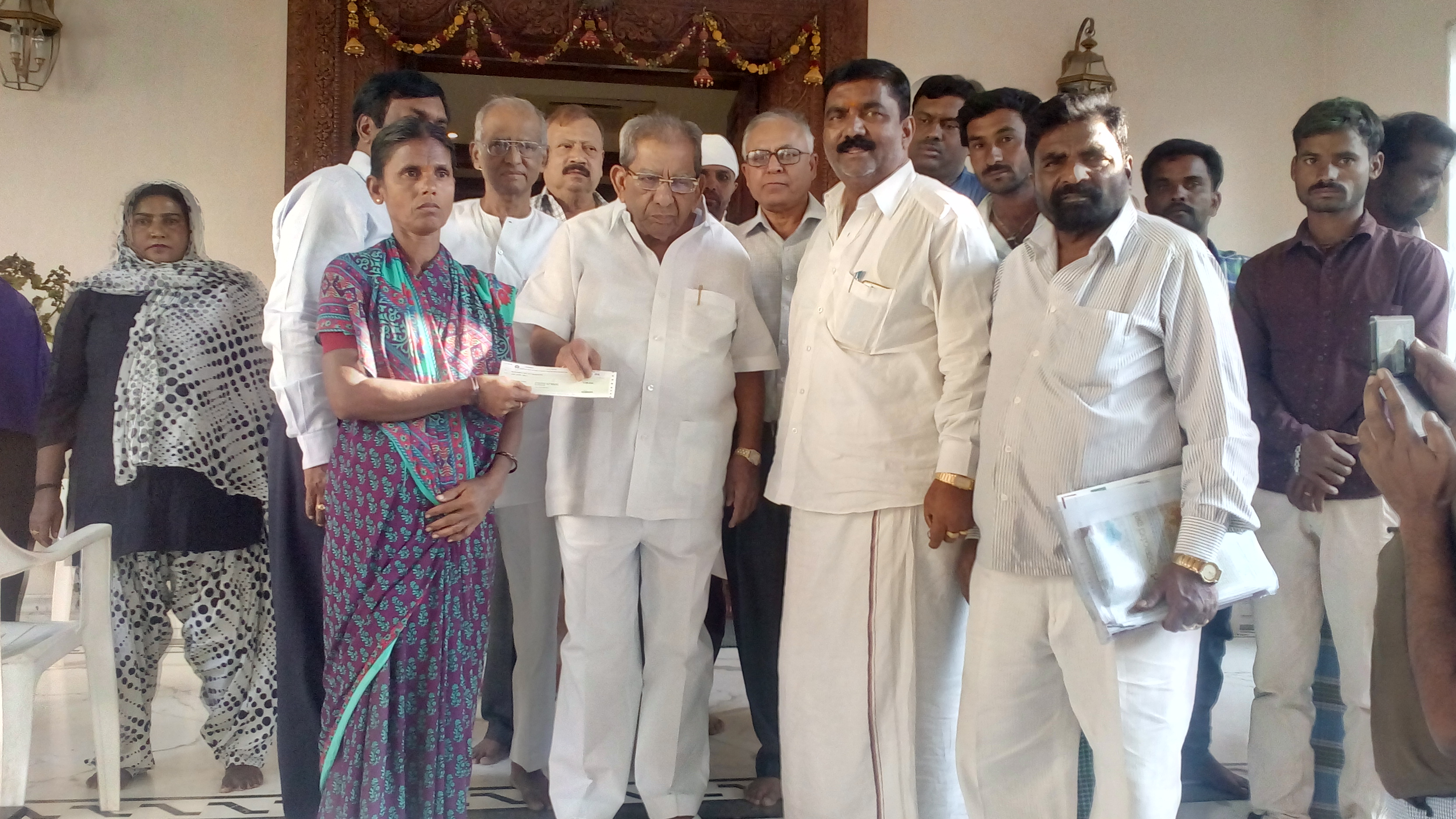 ದಾವಣಗೆರೆ: ರೈತ ಕುಟುಂಬಕ್ಕೆ ಪರಿಹಾರ ವಿತರಣೆ