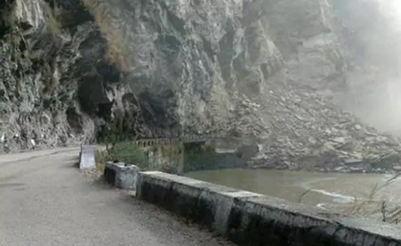 ಪ್ರಪಾತಕ್ಕುರುಳಿದ ವಾಹನ: ಎಂಟು ಯಾತ್ರಿಕರು ಮೃತ್ಯು