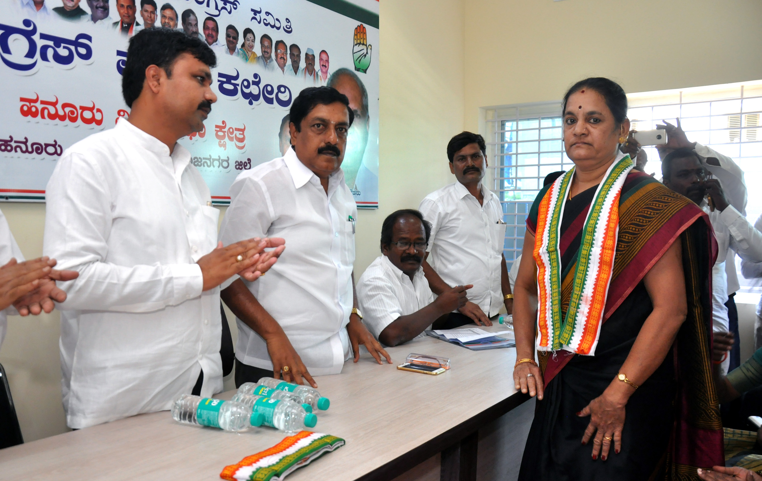 ಹನೂರು: ಬ್ಲಾಕ್ ಕಾಂಗ್ರೇಸ್  ನೂತನ ಮಹಿಳಾ ಘಟಕದ ಅಧ್ಯಕ್ಷೆಯಾಗಿ ರಾಧಮಣಿ ಷಣ್ಮುಗಮ್‍ ನೇಮಕ