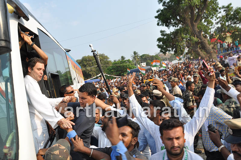 ಕೊಳ್ಳೇಗಾಲ: ಜನಾರ್ಶೀವಾದ ಯಾತ್ರೆ ರೋಡ್ ಶೋ, ಇಂದಿರಾ ಕ್ಯಾಂಟೀನ್‍ ಉದ್ಘಾಟನೆ