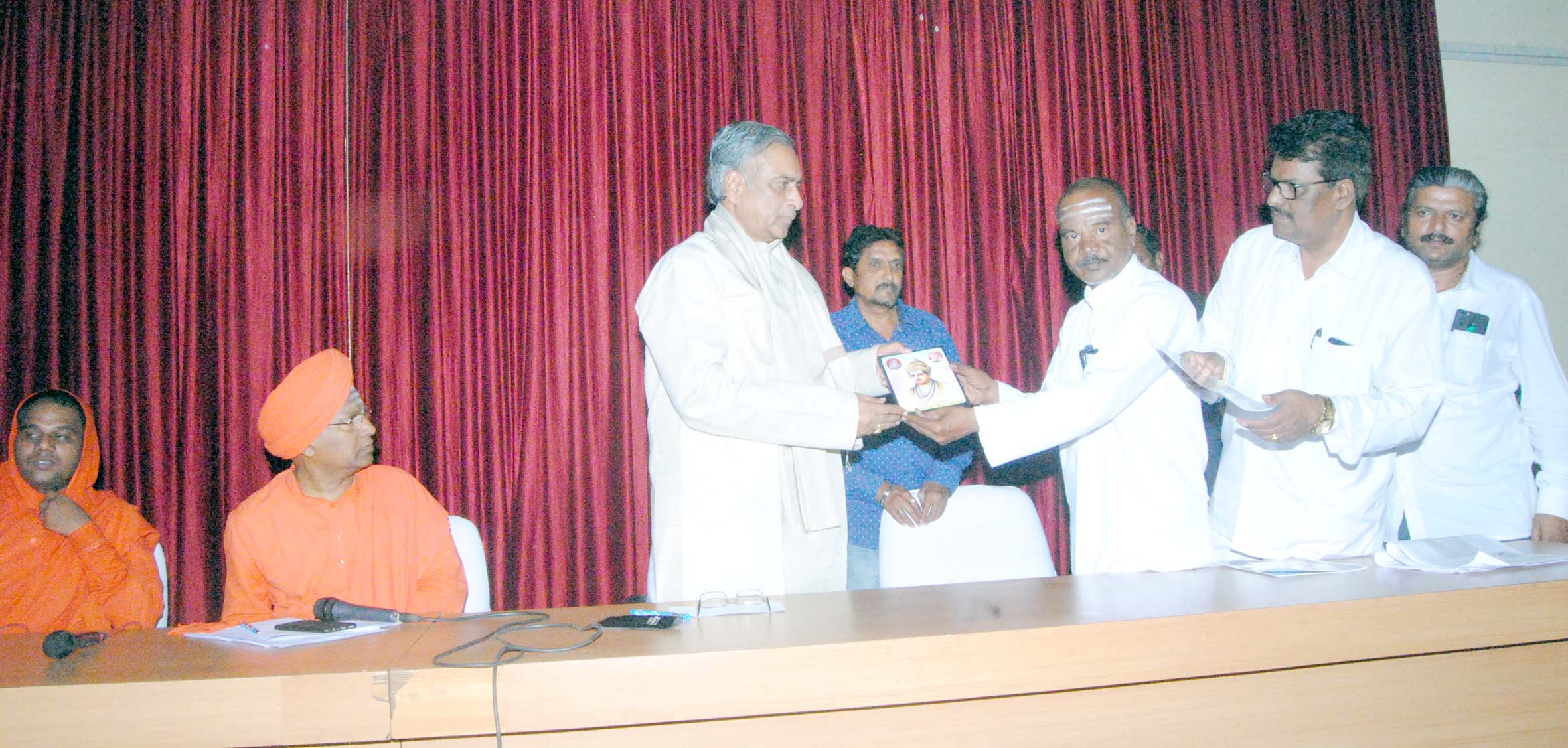 ಬೆಳಗಾವಿ: ಲಿಂಗಾಯತ ಮಹಾಸಭಾ ಅಧ್ಯಕ್ಷ ಬಸವರಾಜ ಹೊರಟ್ಟಿಗೆ ಸನ್ಮಾನ