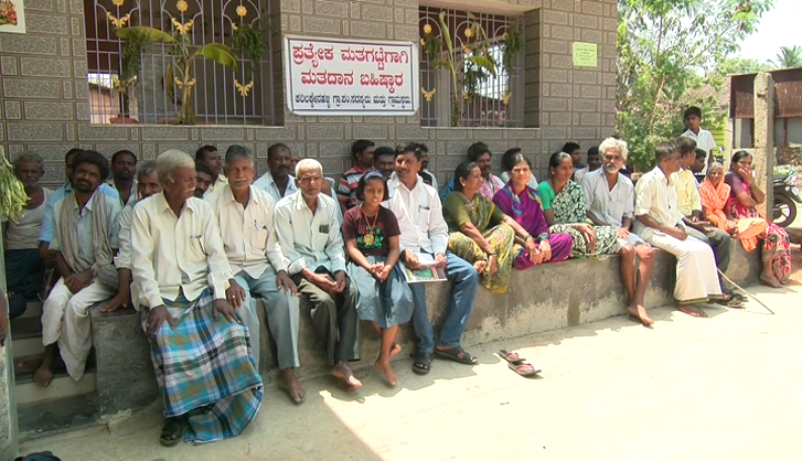 ದಾವಣಗೆರೆ: ಪ್ರತ್ಯೇಕ ಮತಗಟ್ಟೆಗೆ ಒತ್ತಾಯಿಸಿ ಗ್ರಾಮಸ್ಥರಿಂದ ಧರಣಿ