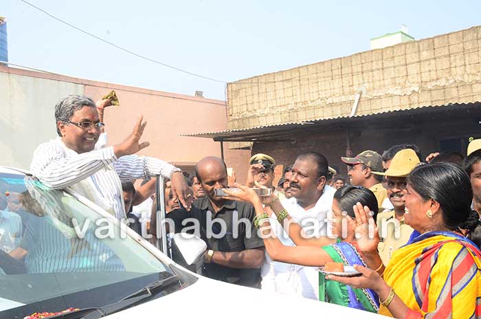 ಮೈಸೂರು: ಚುನಾವಣಾ ಪ್ರಚಾರಕ್ಕೆ ಧುಮುಕಿದ ಮುಖ್ಯಮಂತ್ರಿ ಸಿದ್ದರಾಮಯ್ಯ