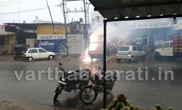 ಚಿಕ್ಕಮಗಳೂರು: ಅಕಾಲಿಕ ಮಳೆಗೆ ಸ್ಫೋಟಗೊಂಡ ಟ್ರಾನ್ಸ್ ಫಾರ್ಮರ್; ಕೂದಲೆಳೆ ಅಂತರದಲ್ಲಿ ವ್ಯಕ್ತಿ ಪಾರು