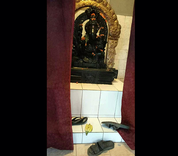 ಗುಂಡ್ಲುಪೇಟೆ : ದೇವಸ್ಥಾನದೊಳಗೆ ಚಪ್ಪಲಿ ಎಸೆದ ದುಷ್ಕರ್ಮಿಗಳು