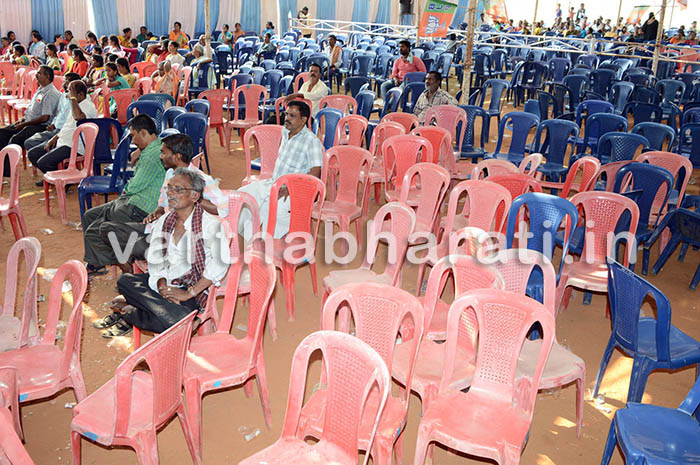 ಮಂಡ್ಯ: ಕೃಷಿಕರ ಜೊತೆ ಅಮಿತ್ ಶಾ ಸಂವಾದದಲ್ಲಿ ಖಾಲಿ ಖಾಲಿ ಖುರ್ಚಿಗಳು!