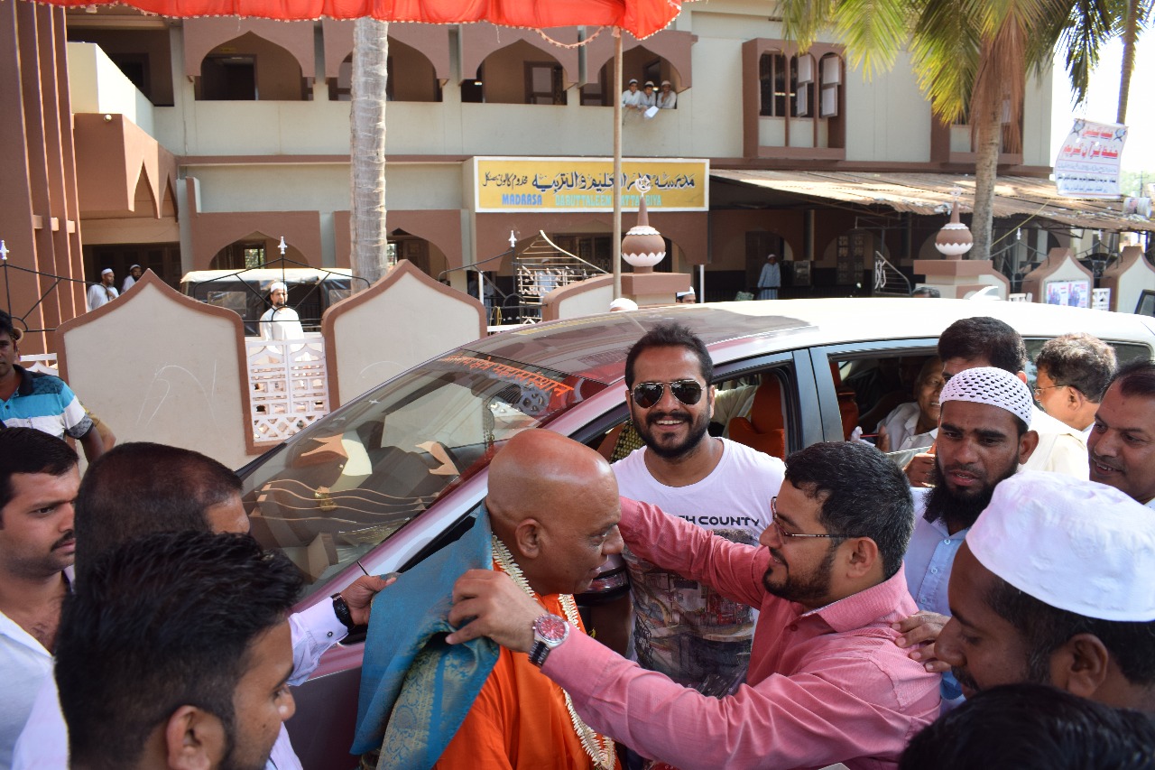 ರಾಮಕ್ಷೇತ್ರದ ಶ್ರೀಗಳಿಗೆ ಭಟ್ಕಳ ಶಾಹಿನ್ ಸ್ಪೋರ್ಟ್ಸ್ ಸೆಂಟರ್ ಸದಸ್ಯರಿಂದ ಫಲಪುಷ್ಪಾ ನೀಡಿ, ಸ್ವಾಗತ