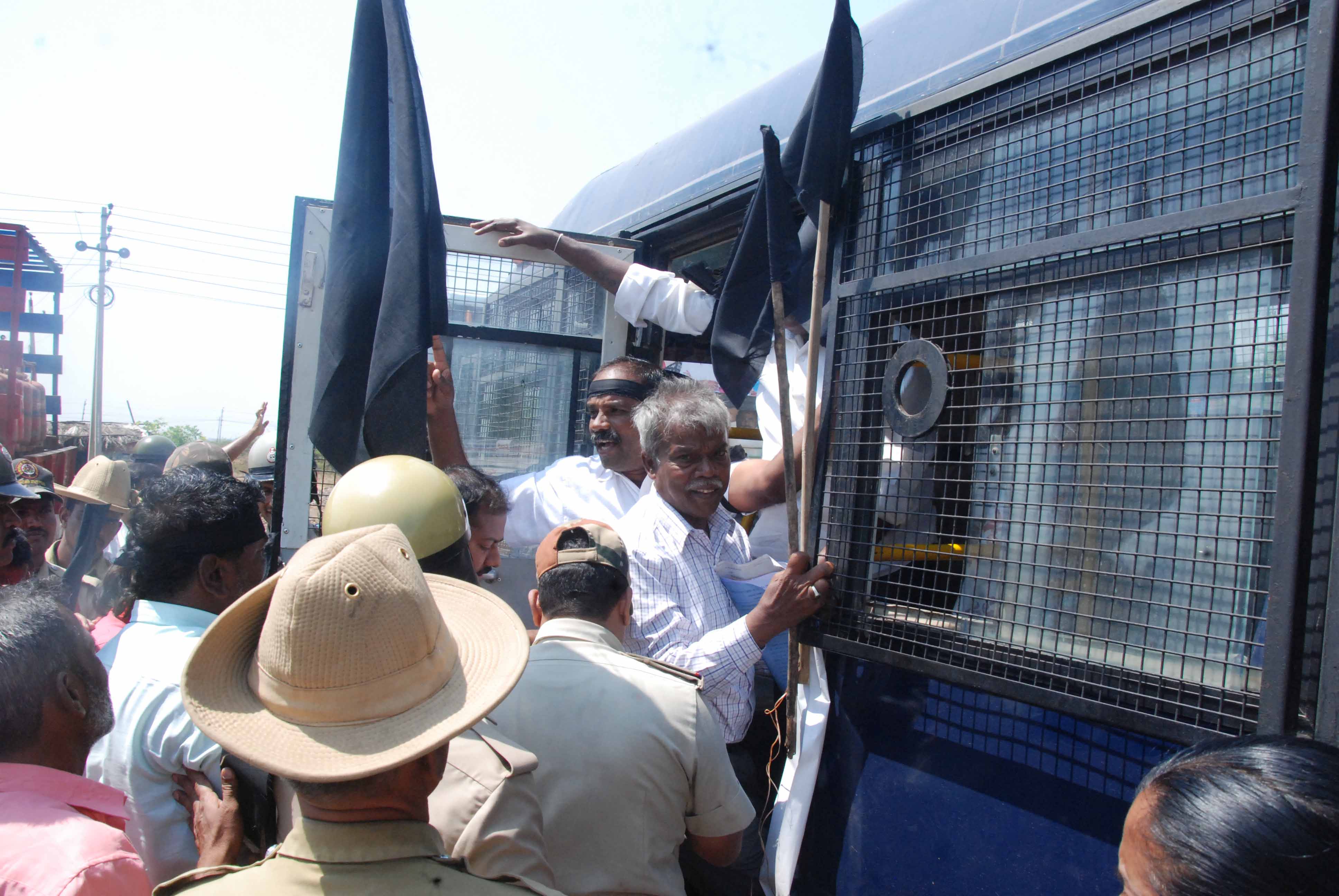 ದಾವಣಗೆರೆ: ರಸ್ತೆ ತಡೆ ನಡೆಸಿದ ದಲಿತ ಸಂಘರ್ಷ ಸಮಿತಿ ಮುಖಂಡರು, ಕಾರ್ಯಕರ್ತರ ಬಂಧನ