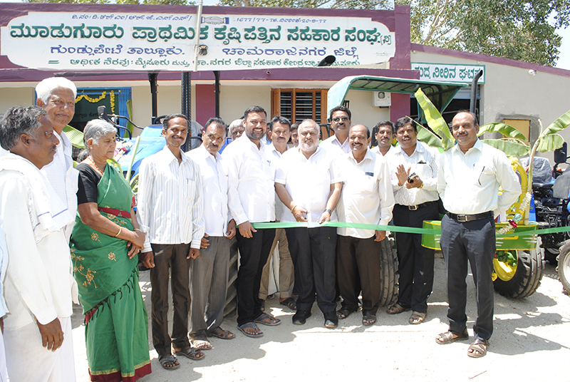 ಗುಂಡ್ಲುಪೇಟೆ: ಕೃಷಿಪತ್ತಿನ ಸಹಕಾರ ಬ್ಯಾಂಕ್‍ ವತಿಯಿಂದ ರೈತರಿಗೆ ಟ್ರ್ಯಾಕ್ಟರ್ ವಿತರಣೆ