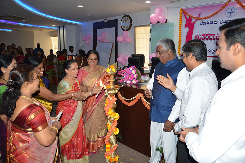 ಬೆಂಗಳೂರು: ಬಿಎಂಟಿಸಿ ಮಹಿಳಾ ಸಿಬ್ಬಂದಿಗೆ ಸನ್ಮಾನ