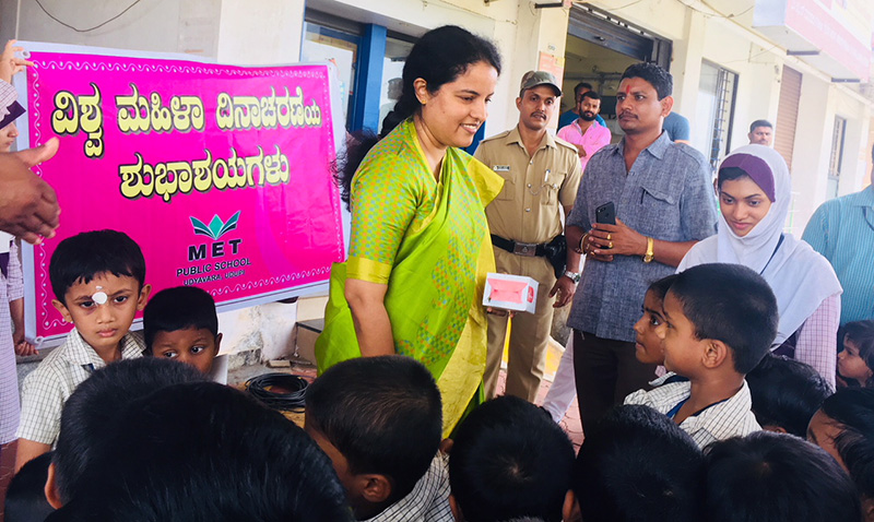 ಉಡುಪಿ: ಡಿಸಿ, ನ್ಯಾಯಾಧೀಶೆ, ಮೀನು ಮಾರಾಟಗಾರರಿಗೆ ಶುಭಕೋರಿದ ಮಕ್ಕಳು