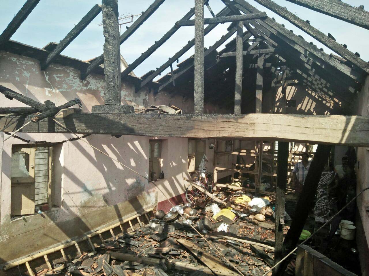 ಮದ್ದೂರು : ಆಕಸ್ಮಿಕ ಬೆಂಕಿಗೆ ಮನೆ ಭಸ್ಮ - ಲಕ್ಷಾಂತರ ರೂ. ನಷ್ಟ