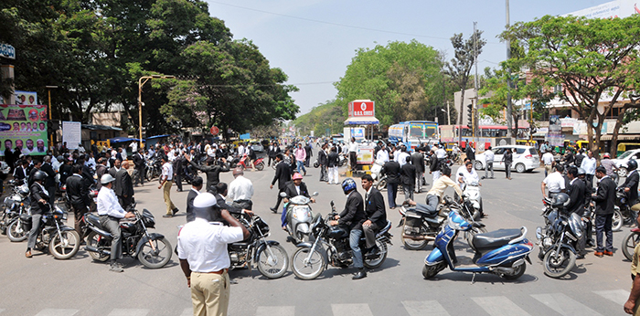 ತುಮಕೂರು : ಪಿ.ಎಸ್.ಐ ಅಮಾನತ್ತಿಗೆ ಆಗ್ರಹಿಸಿ ವಕೀಲರ ರಸ್ತೆ ತಡೆ