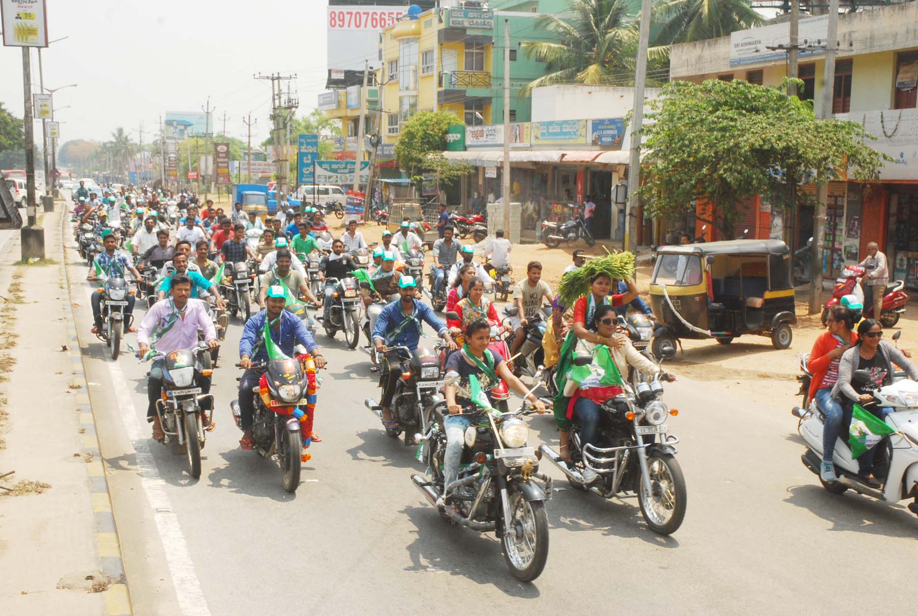 ಮಂಡ್ಯ: ಜೆಡಿಎಸ್ ಬೈಕ್ ರ‍್ಯಾಲಿಗೆ ತಡೆ; ಪೊಲೀಸರು-ಕಾರ್ಯಕರ್ತರ ನಡುವೆ ಮಾತಿನ ಚಕಮಕಿ