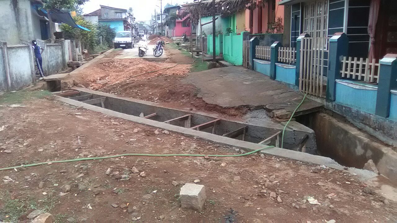 ಮೂಡಿಗೆರೆ: ಇನ್ನೂ ಪೂರ್ತಿಯಾಗದ ಮೋರಿ ಕಾಮಗಾರಿ; ಸಾರ್ವಜನಿಕರಿಂದ ಆಕ್ರೋಶ