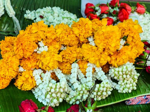 ಹಿಂದೂಗಳ ದೇವಸ್ಥಾನಗಳಿಗೆ ಮುಸ್ಲಿಮರು ಬೆಳೆದ ಹೂಗಳು