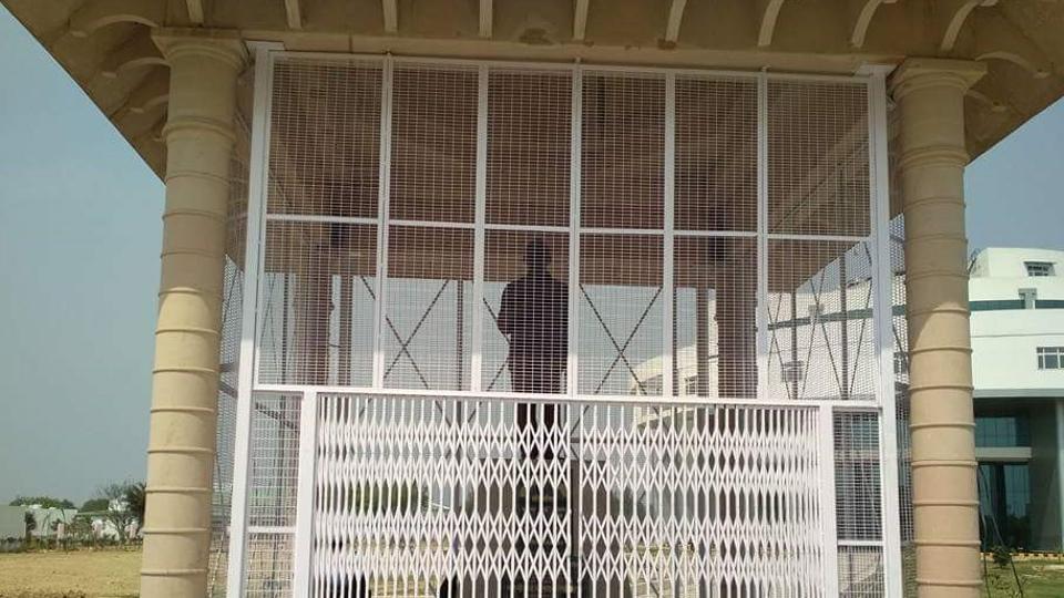 ಅಂಬೇಡ್ಕರ್ ಪ್ರತಿಮೆ ಸುತ್ತ ಕಬ್ಬಿಣದ ಪರದೆಗೆ ವಿರೋಧ