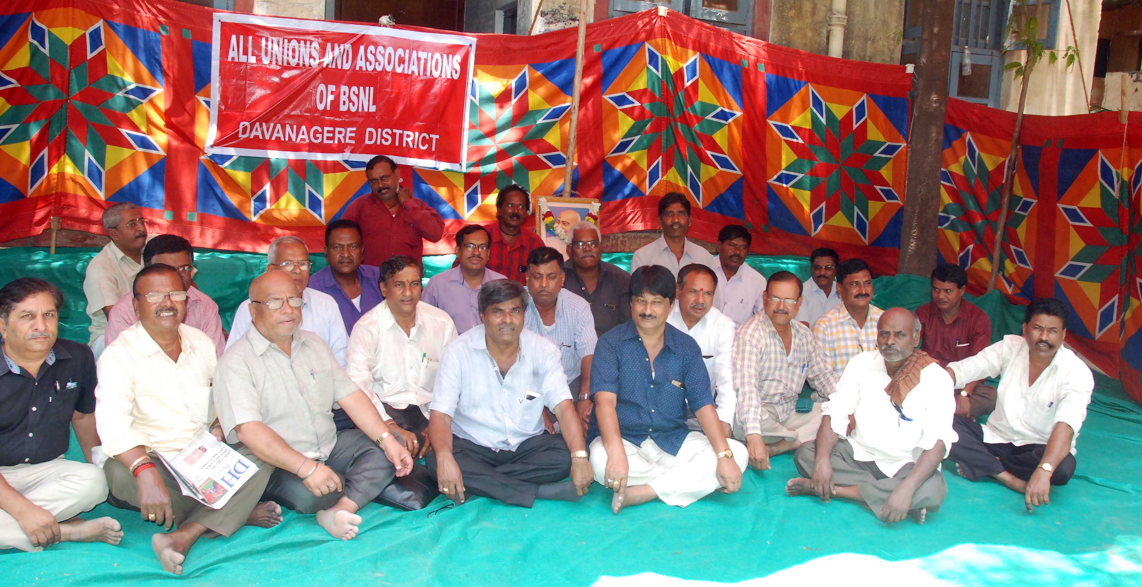 ದಾವಣಗೆರೆ: ಸಬ್ಸಿಡಿಯರಿ ಟವರ್ ಕಂಪೆನಿಗೆ ಪರವಾನಗಿ ನೀಡಬಾರದೆಂದು ಒತ್ತಾಯಿಸಿ ಧರಣಿ