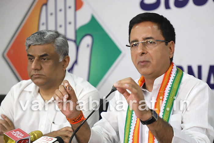 ಉಪವಾಸದ ನಾಟಕ ಬಿಟ್ಟು ಅಧಿಕಾರದಿಂದ ಸನ್ಯಾಸತ್ವ ಸ್ವೀಕರಿಸಿ: ಮೋದಿ, ಅಮಿತ್ ಶಾಗೆ ಸುರ್ಜೇವಾಲ ತಿರುಗೇಟು