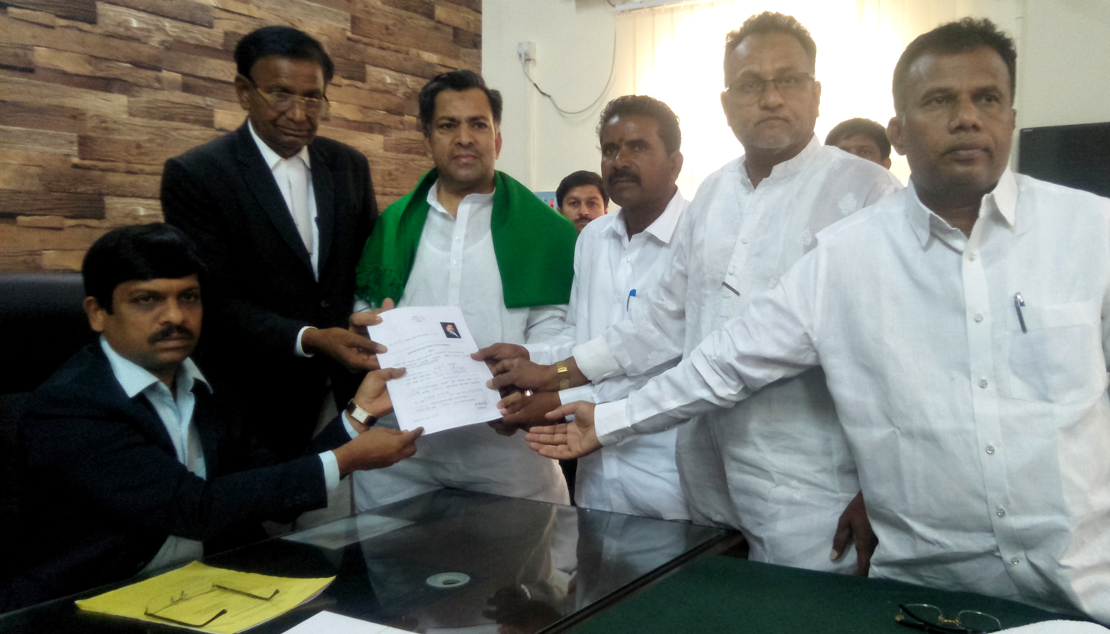 ಗಂಗಾವತಿ ಕ್ಷೇತ್ರದ ಕಾಂಗ್ರೆಸ್‍ ಅಭ್ಯರ್ಥಿಯಾಗಿ ಇಕ್ಬಾಲ್ ಅನ್ಸಾರಿ ನಾಮಪತ್ರ ಸಲ್ಲಿಕೆ